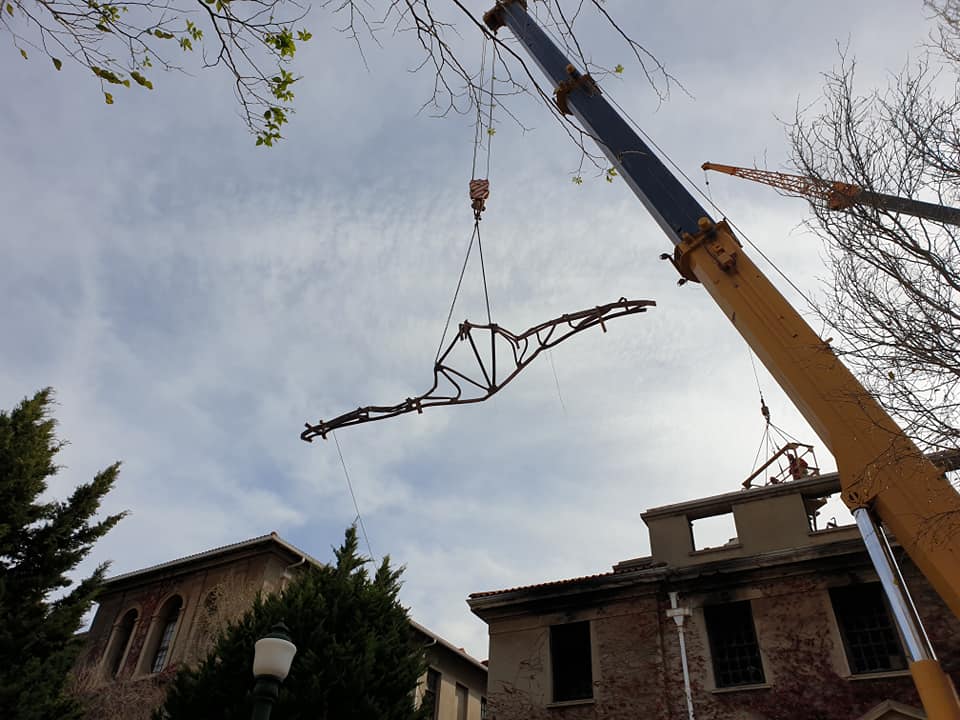 A crane removes the roof trusses from Jagger Library. Photo credit:Ujala Satgoor